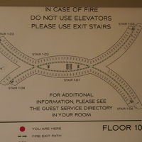 建物の端だとエレベーターからかなり歩きます