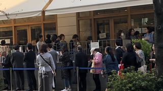 行列必至のベーカリー
