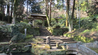 二本柱に切り妻屋根は風情があり見ごたえあります。