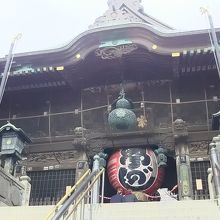 階段から見上げた仁王門。