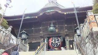 下から見上げると荘厳。