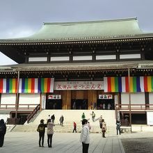 大きな大本堂。