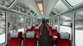 真っ白な世界を眺めながら、暖かい食事を楽しむ