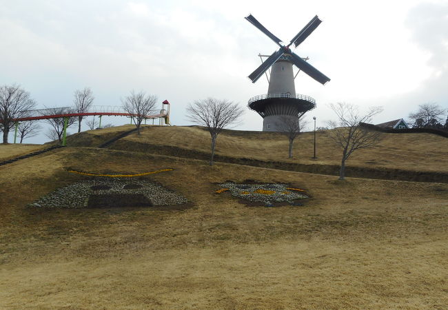 オランダ風車がある公園
