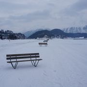 冬は全面氷結！駐車禁止の立て看板も建つ、広い雪原に