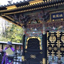 瑞鳳殿前で説明をするガイド