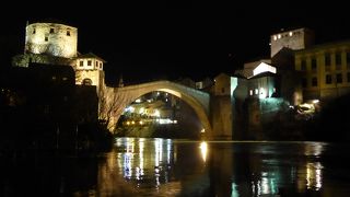 モスタルのシンボルは静寂な冬の夜に