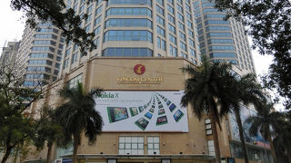 ビンコムセンターのＺＡＲＡは若い女の子で溢れかえっていた。