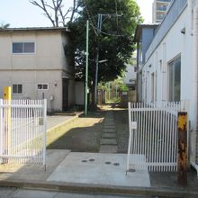 通路からの様子 (説明板は中央の木の下辺りです)