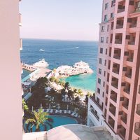 ビーチとプールも見えます。