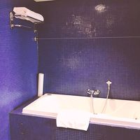 バスタブもあります。後ろ側にはシャワールームあり。