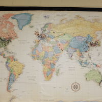 宿泊した人の分だけピンがさしてあり、日本は狭く10人で1本