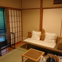 ゆったりとした和室の隣の部屋に椅子もありました。