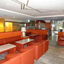 ロビー　ソファーが多い