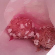 季節のシューのイチゴ、キャラメル、両方ともひとつ120円。