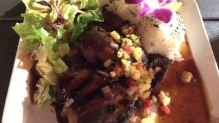 ビーチ沿いのカジュアルなカフェ