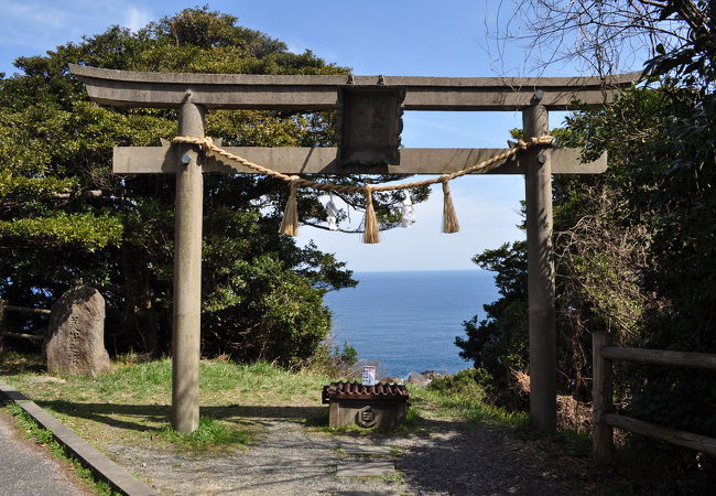 鳥居から眺める島