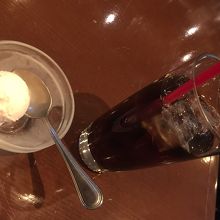 サクラのジェラートとカフェフレッド