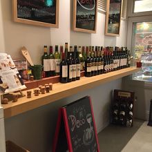 店内にワインがたくさん並んでいます