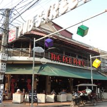 ベルギー人経営のおしゃれなレッドピアノ