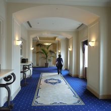 お店の前の広い廊下