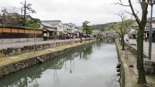 美観地区の中心を流れています