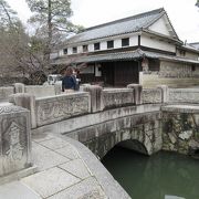 美観地区の中心に架かっています