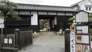 カフェ、庭園、観光案内所があります