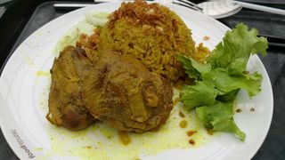 若い人が多いフードコート