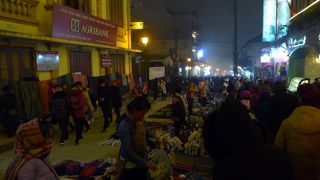 土曜日の夜は歩行者天国になって山岳民族の露店だらけになる。