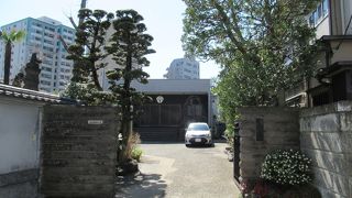 本堂が平屋で四角のすっきり感のする淨土宗の寺院です