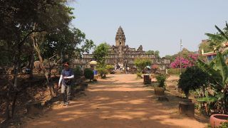 ロリュオス遺跡群の一つで、アンコール・ワットの原型