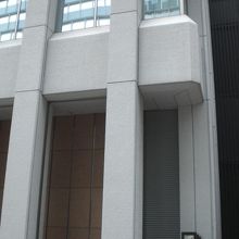 竹久夢二と港屋ゆかりの地は、呉服橋のビルの間にあります。 