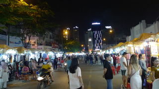 もっと賑やかなものと思っていたが、チンケなナイトマーケットだった。