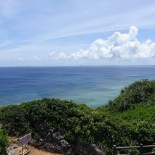 立入禁止の看板が見える。