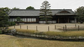 館の前には芝が広がっています