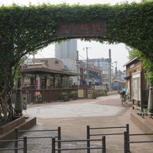 都電荒川線の三ノ輪橋電停からすぐです