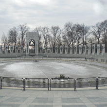 記念碑の中央