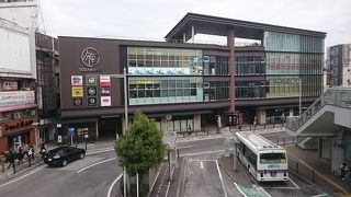 バスターミナルの目の前にあります