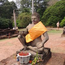 誰かが口と爪に色をつけたみたい