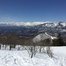 右側に戸隠連峰、後方に北アルプスの山々