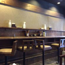 店内はカウンター中心
