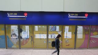 シャトルトレインを使って出国