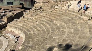 街中に突然あらわるローマ劇場の遺跡