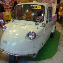 店内にはオート三輪が