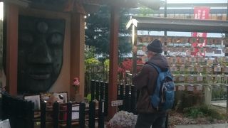 何とも不思議な大仏の顔だけ