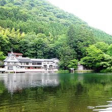 金鱗湖の対岸より