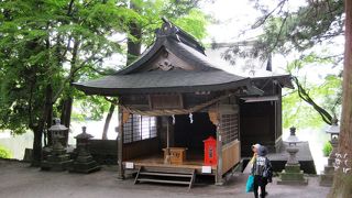 金鱗湖に鎮座する神社です