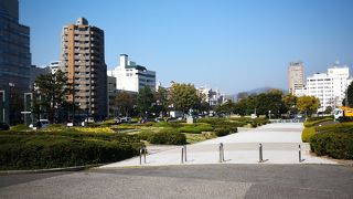 平和記念公園前のとても広い道