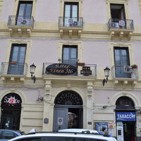 真ん中の扉が出入口。鍵はインターホンを押して開けてもらいます